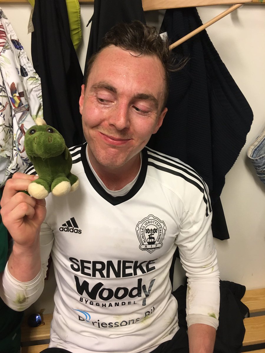 AlingsasIF's tweet photo. Priset som matchens lirare gick till vår fantastiska målvakt James! #superJames https://t.co/9CFXN3gT7Z
