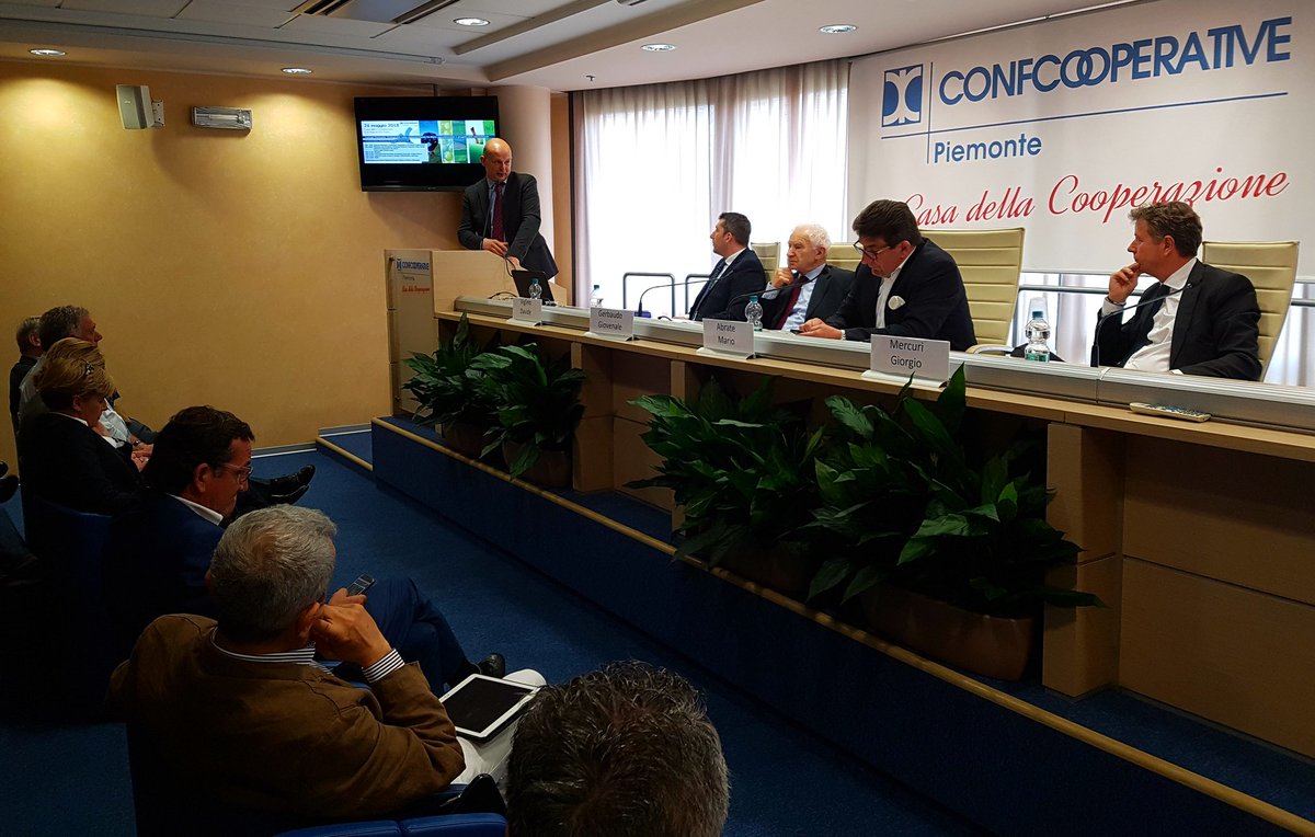 DomPaschetta's tweet photo. Con #Fedagri e @MercuriGiorgio si chiude la stagione assembleare di @Confcoopiemonte. Tanti cooperatori per applaudire e ringraziare #MarioAbrate, storico Dirigente di punta di @Confcooperativ1 che, dopo 20 anni di guida fiera ed appassionata, cede il testimone a #RobertoMorello https://t.co/QuMARqRig1