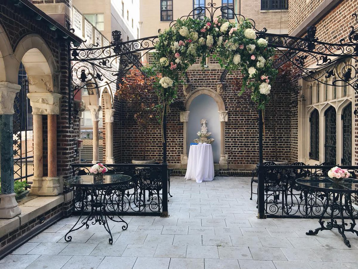 All #NYC is ever missing are some flowers. 🌸 🌼 
#nycgarden #eventflorist #flowerarch #floraldesign #flowerinstallation #views #nycflorist