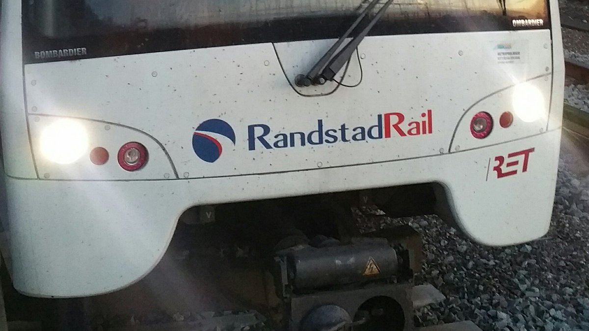 rdrietje's tweet photo. Zo even ad #Koffie en dan #beginnen met een late #dienst op #randstadrail #metroE. Een #fijnedag #fijnereis #gewenst #retrotterdam #retmetro #aardigonderweg #gaanervoor #knallen https://t.co/o4MlAU9n1S