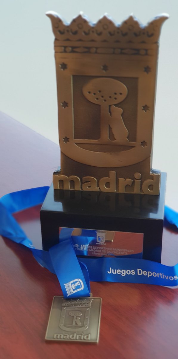 JorgRomOrt's tweet photo. 🏆CAMPEONES Interdistritos de los Juegos Deportivos Municipales de Madrid🏆 Un equipo que crece día a día y que sigue haciendo una temporada de 10. 🏀¡EQUIPO, AMIGOS Y COMPAÑEROS!🥇 #campeones #juegosdeportivosmunicipales #interdistritos #baloncesto https://t.co/04d5qwaYSk