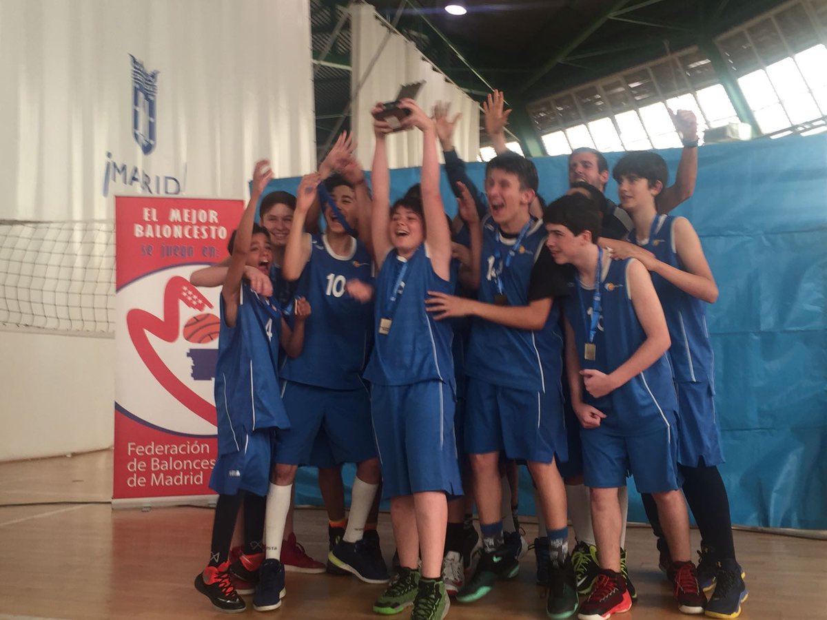 JorgRomOrt's tweet photo. 🏆CAMPEONES Interdistritos de los Juegos Deportivos Municipales de Madrid🏆 Un equipo que crece día a día y que sigue haciendo una temporada de 10. 🏀¡EQUIPO, AMIGOS Y COMPAÑEROS!🥇 #campeones #juegosdeportivosmunicipales #interdistritos #baloncesto https://t.co/04d5qwaYSk