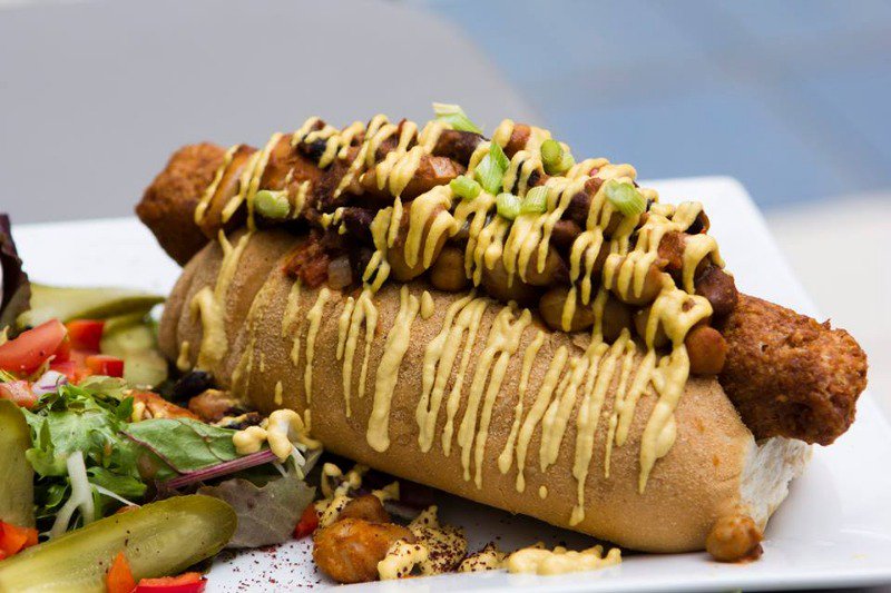 RootsandFruitss's tweet image. One of our best sellers! Our delicious vegan chilli cheese hot dog &amp;lt;3 #vegan #veganfood #grandarcadeleeds #grandarcade #leeds