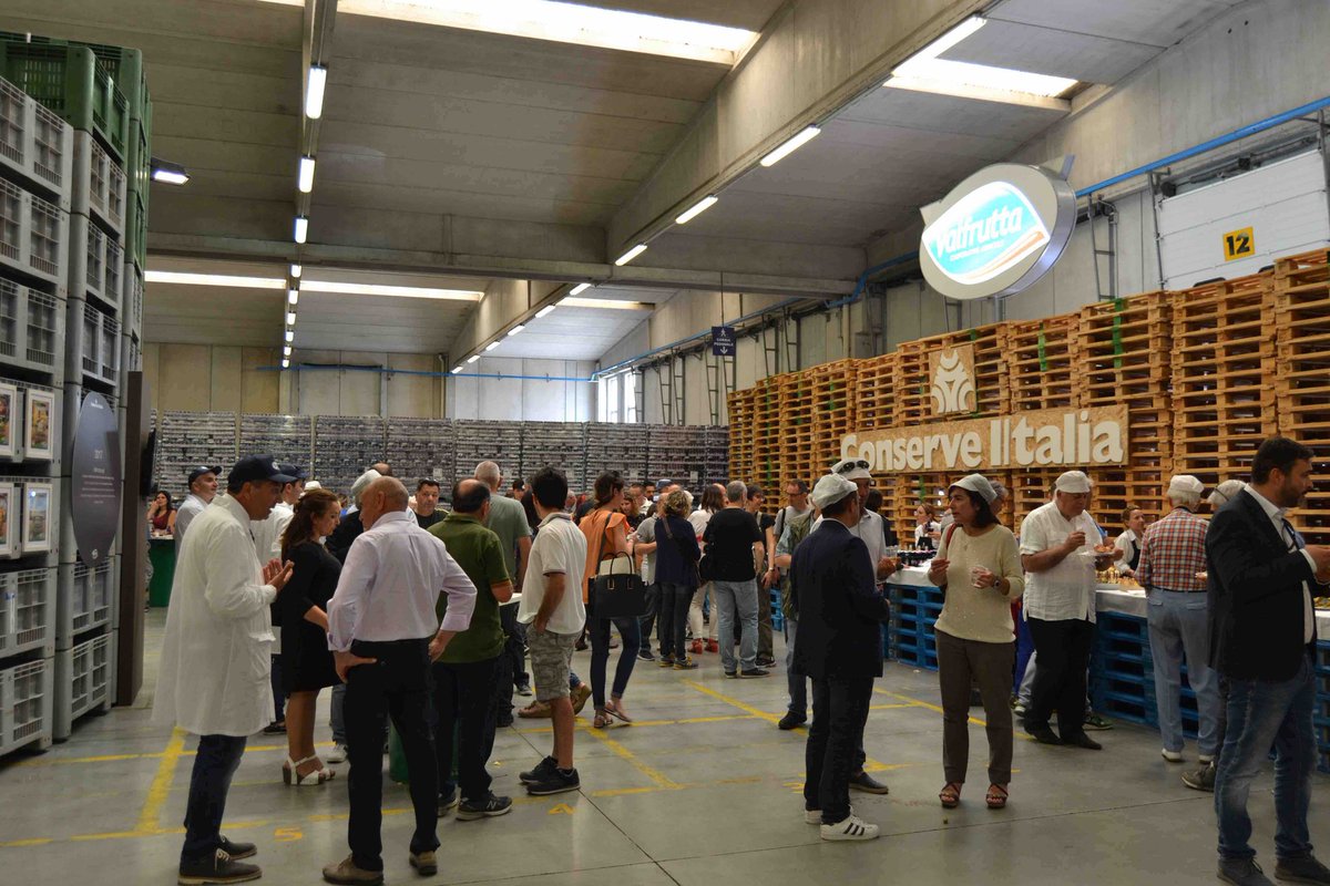 Confcoop_ER's tweet photo. Oltre 1000 persone oggi all'open day stabilimento #ConserveItalia a Barbiano di Cotignola (Ra): oltre 150 mln di litri di succhi prodotti e 12 mln di € di valore economico tra dipendenti e indotto
Ecco la notizia su @settesere
@valfrutta #DerbyBlue
https://t.co/pG1TDEEmuJ https://t.co/kq5zFvNpnV
