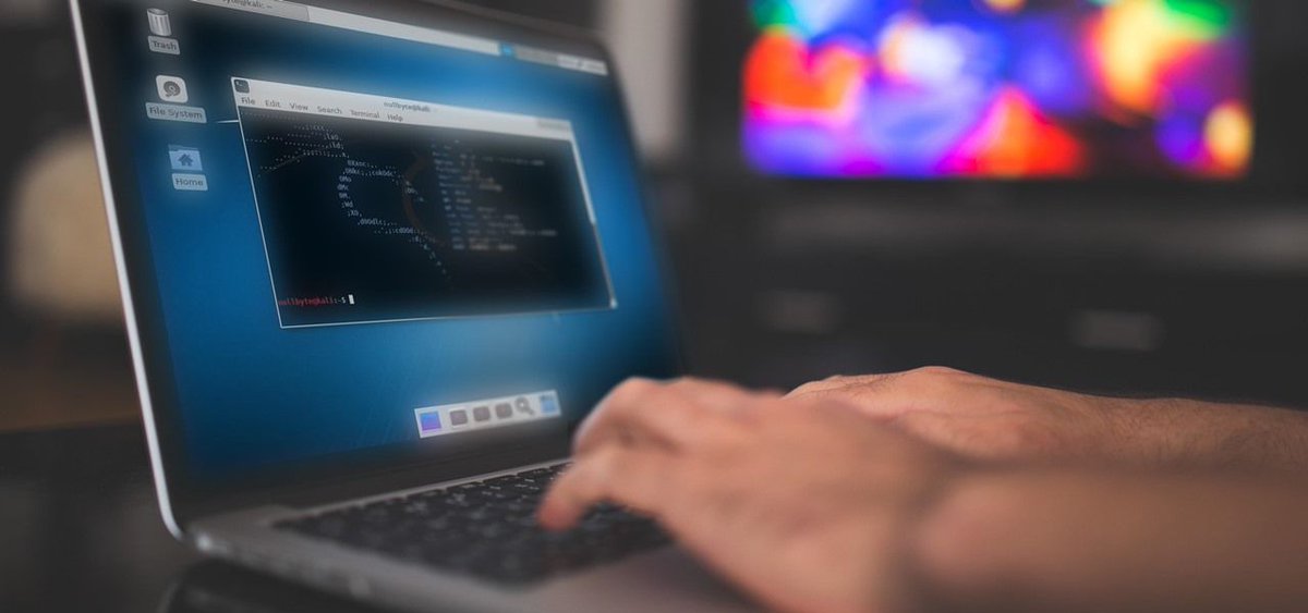 NullByte's tweet photo. Kali Linux is great for pen-testing, for sure, but you can also configure it to be a safe desktop environment on your computer. https://t.co/r9os9L40iD https://t.co/6V5N305DbK