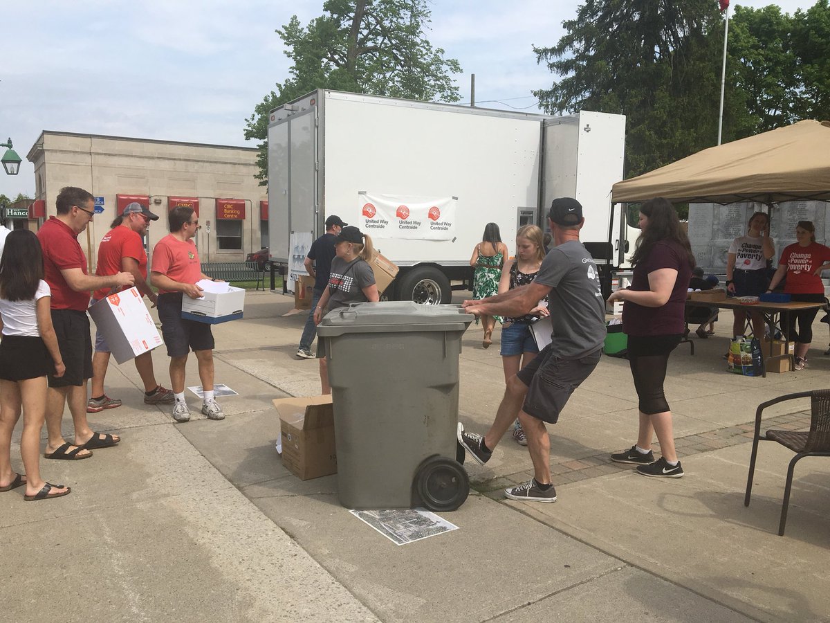 ShredTechCorp's tweet photo. Only 3 hours left of #shredday! Come to Central Park in Cambridge between 9am and 2pm to get your personal documents shredded safely and securely! $3 for grocery bags and $7 for banker boxes. All proceeds go to the @UnitedWayWRC! #shredforacause https://t.co/lvelGeHb5t