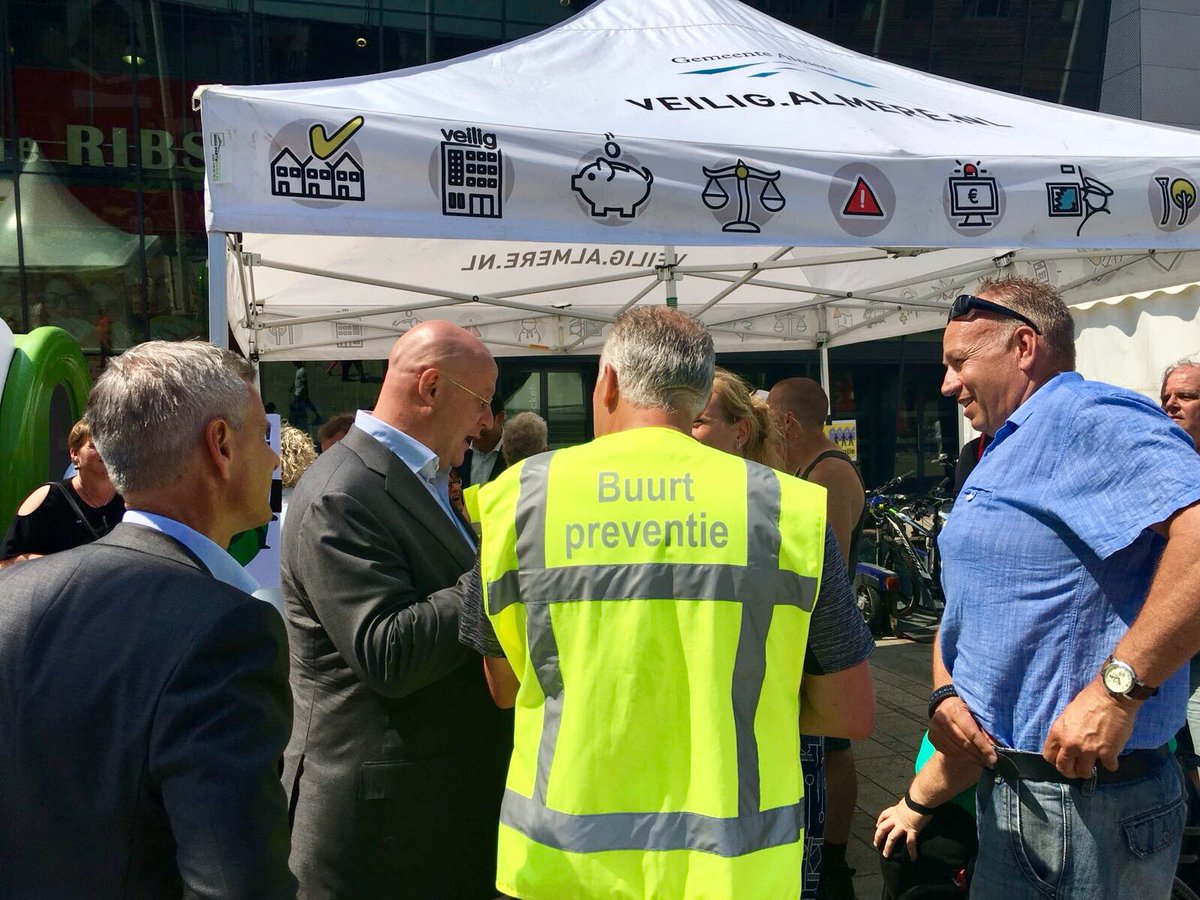 ferdgrapperhaus's tweet photo. Vandaag bezocht ik de #veiligheidsdag in #Almere. Spectaculair begonnen door lift van @DePolitieheli. Mooie demonstraties gezien van al onze hulpdiensten. Belangrijk voor goed contact tussen burgers en hulpverleners. Samen werken we aan onze veiligheid. #LVD2018 https://t.co/flxdIGu39y
