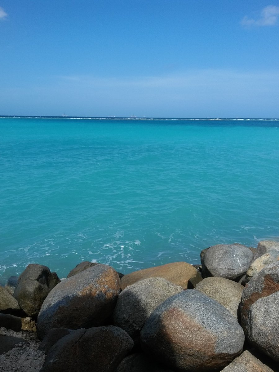 A little pick of the beautiful day we are having at Aruba HeliTours 🚁 
Make your reservation now! 
Contact us + 297 594 8364