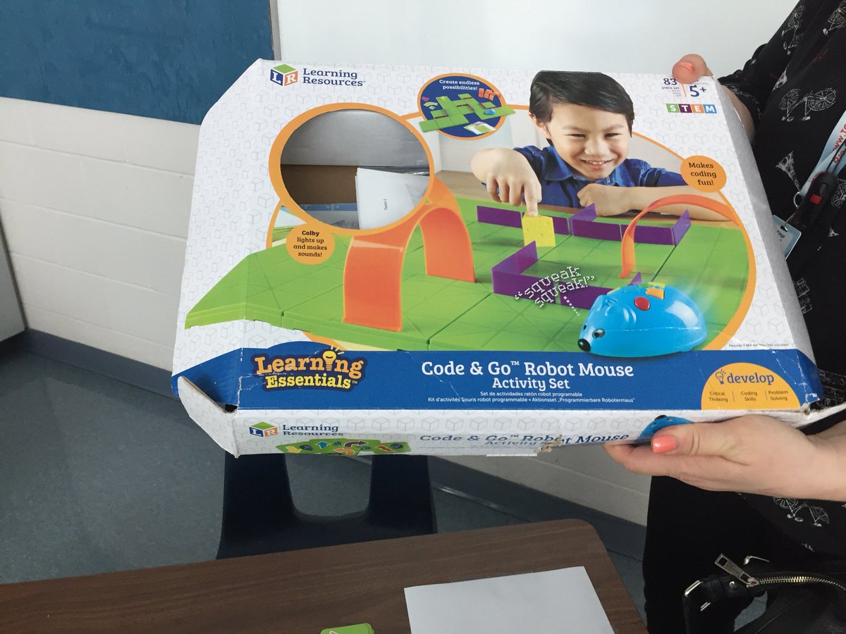 JeannetteDaLuz's tweet image. Great session with @KinPe20 learning about her Maker Club Journey #learningthroughdoing #TCDSB21C