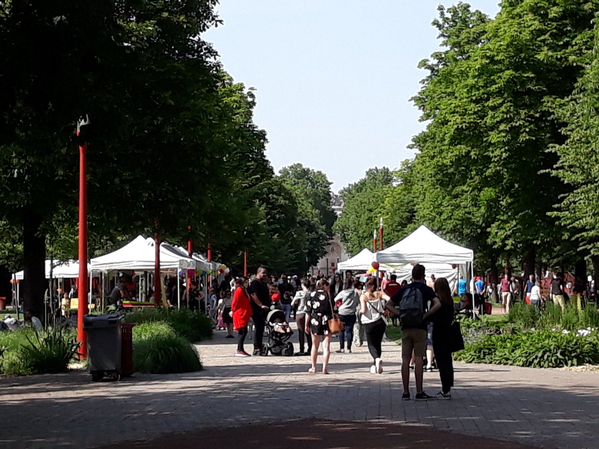 chbouchart's tweet photo. Là fête du jeu au parc Lebas en partenariat avec le centre social la buisette où l #ESS est présente et où les nombreuses familles peuvent admirer les bacs à culture #permisdevegetaliser @Daleux @eluEs_eelvLille https://t.co/NpTF19zHmH