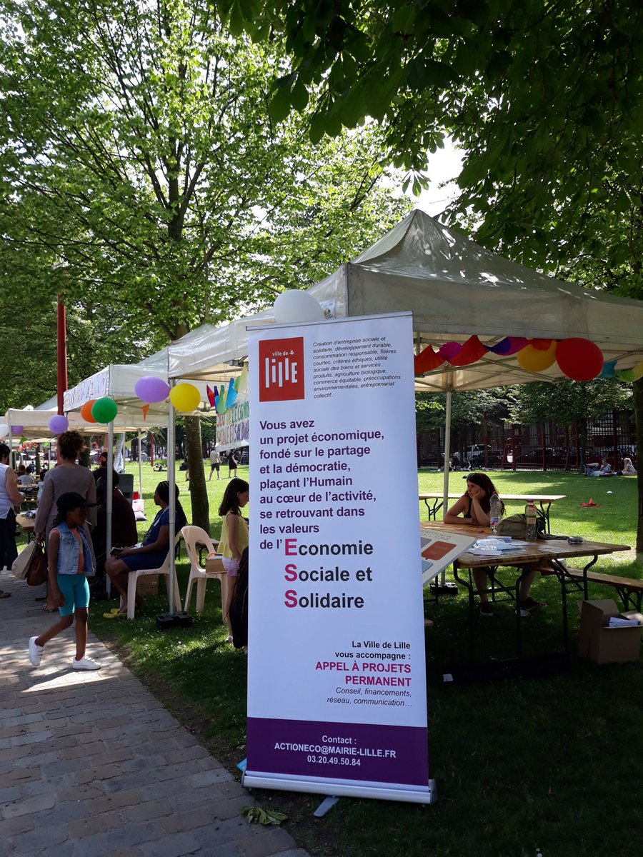 chbouchart's tweet photo. Là fête du jeu au parc Lebas en partenariat avec le centre social la buisette où l #ESS est présente et où les nombreuses familles peuvent admirer les bacs à culture #permisdevegetaliser @Daleux @eluEs_eelvLille https://t.co/NpTF19zHmH