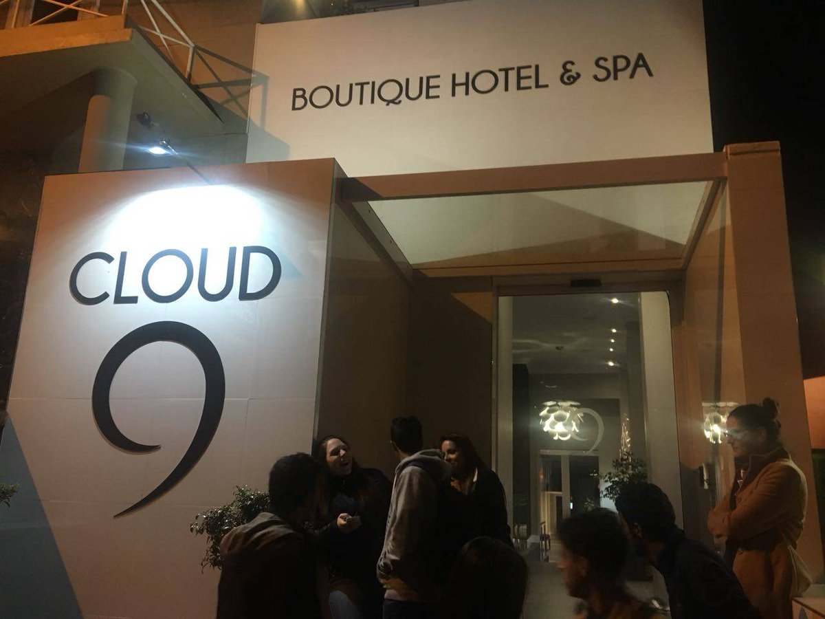 UCT_ELC's tweet photo. Students went to a rooftop bar in #capetown called #cloud9. This is stuff that #memories are made of. Look at the stunning view of#tablemountain. Students in our school keep themselves busy!
#socialprogramme #uctEnglish #ELC #englishincapetown #UCT #EnglishCourseCapeTown https://t.co/tzQ8x0hy2B