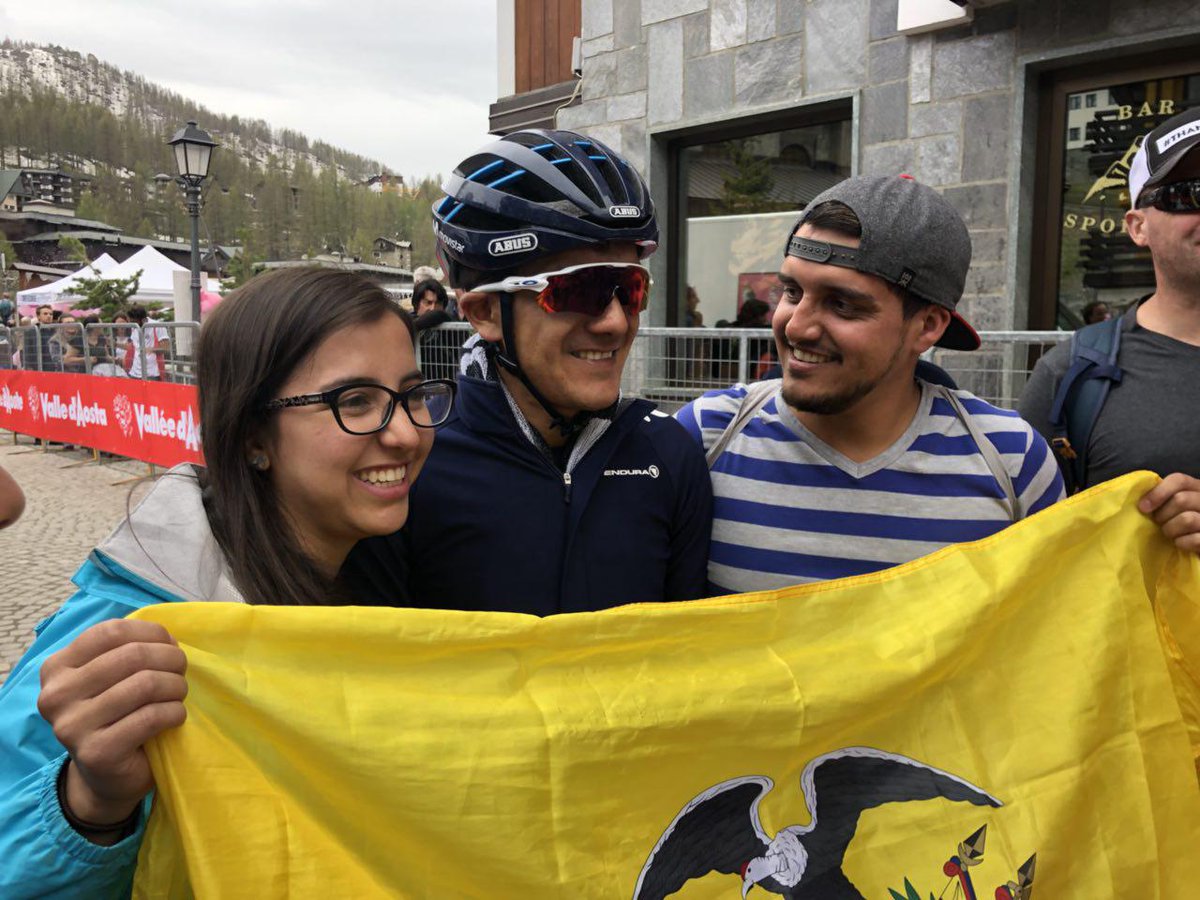 Movistar_Team's tweet photo. Aficionados de Ecuador esperaban a @RichardCarapazM en Cervinia para agradecerle su gran esfuerzo en este #Giro101. Un pequeño anticipo de lo que le espera mañana en Roma y a su regreso al país... #VamosRichie 🇪🇨 https://t.co/4yDOFoiOke