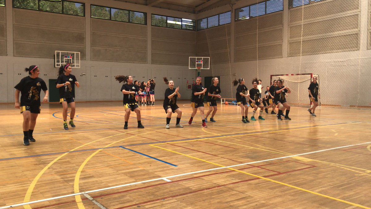CBCiudadMelilla's tweet photo. El Mini Negro y el Junior Femenino, calentando motores para sus dos importantes citas de esta tarde
#F4Oro @FAB_Malaga
#FinalOro @ecMalaga
#VamosMelilla🏆🏀💛 https://t.co/NQ0cwsFXQ5