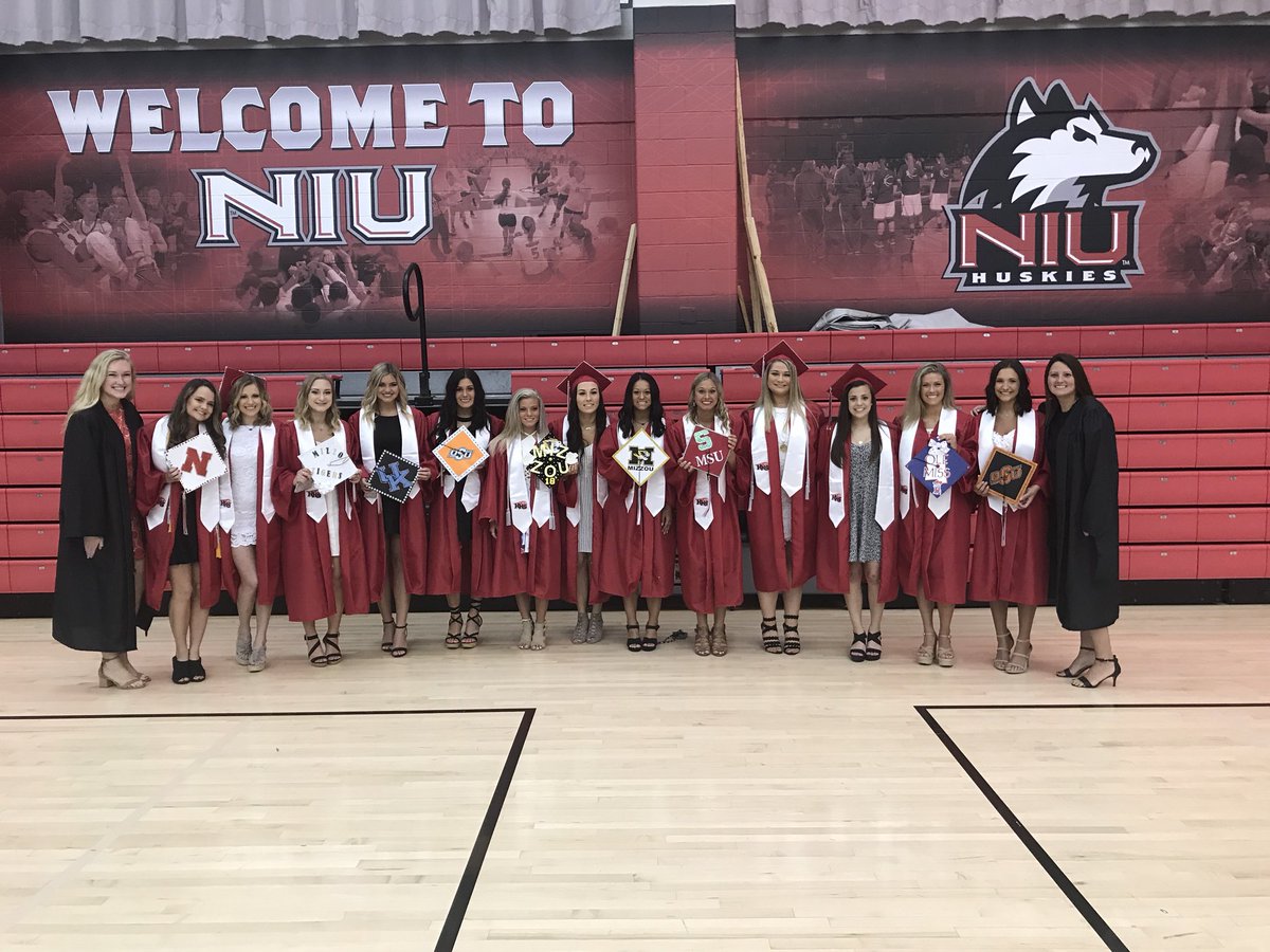HHSCheer158's tweet photo. So proud of these seniors! What a fantastic year! You will be missed! Now a new adventure begins! Good luck! ❤️🖤🎀 https://t.co/hQHegwCWUG