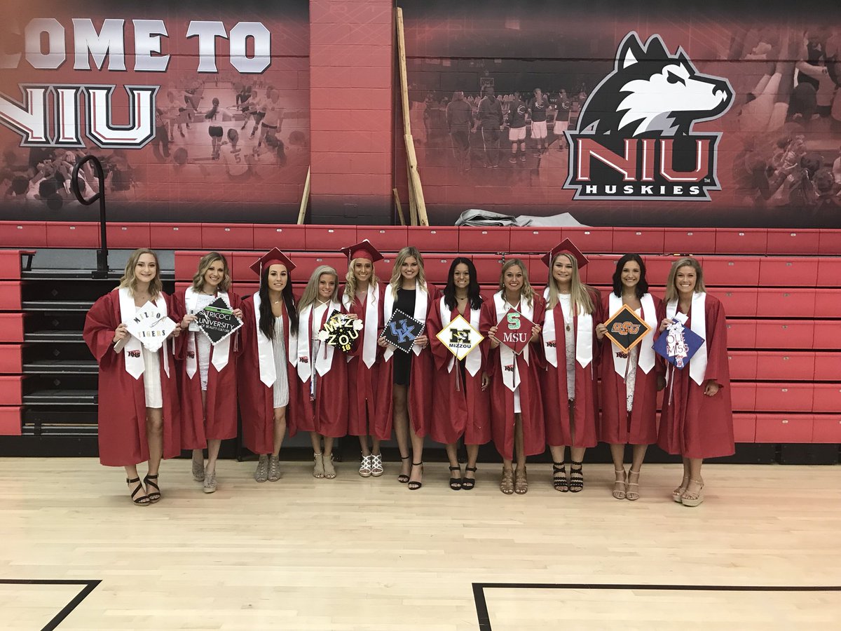 HHSCheer158's tweet photo. So proud of these seniors! What a fantastic year! You will be missed! Now a new adventure begins! Good luck! ❤️🖤🎀 https://t.co/hQHegwCWUG