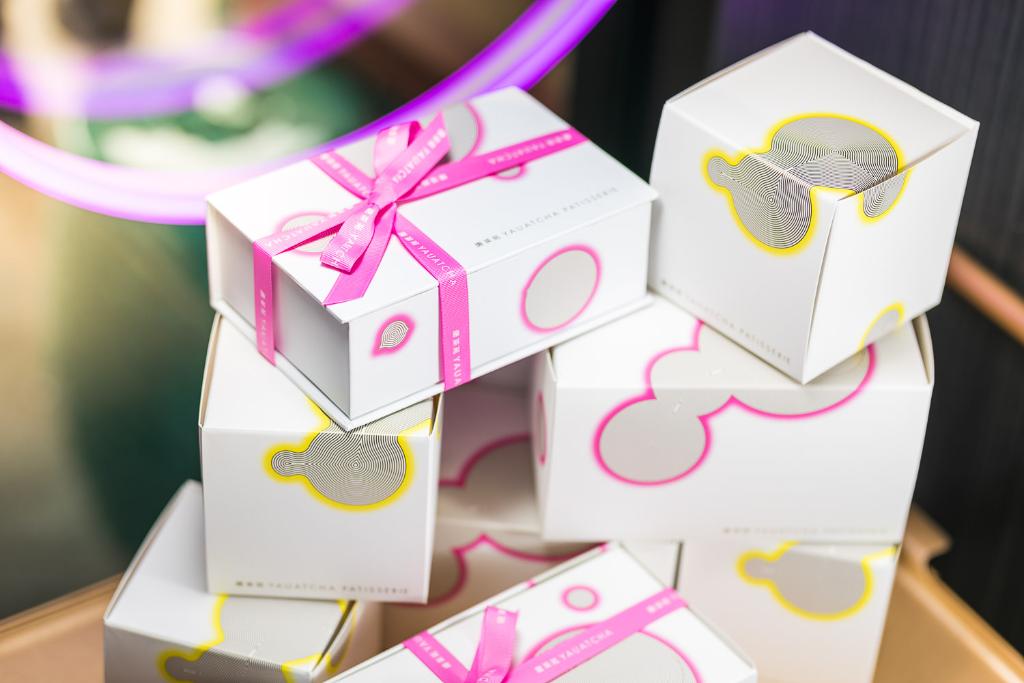 Our petits gateaux, macarons and chocolates are inspired by Eastern ingredients, using flavours associated with Chinese cuisine such as soy, rice and sesame spr.ly/6011DgSP1