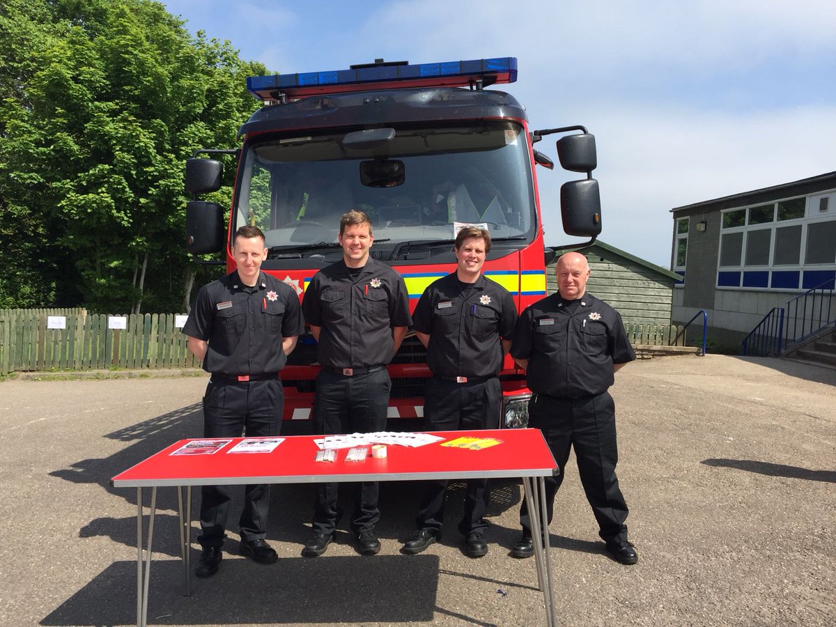 InvergordonFire's tweet photo. Another fantastic sunny day in the Highlands this afternoon! Here are some of the guys enjoying the weather at Kiltearn Prinary’s Summer Fete in Evanton👍🏻
The crew were on hand to give fire safety advice and RDS recruitment information🚒 #S30P6 #SFRS https://t.co/O6TGZR1d4m