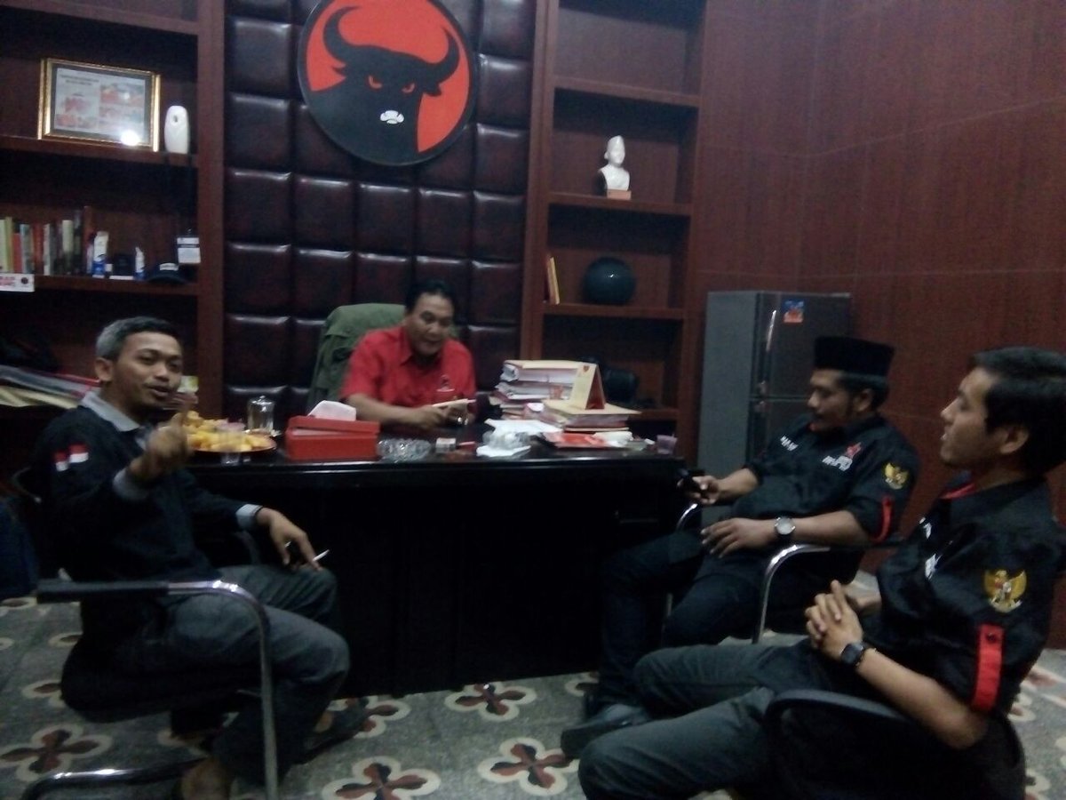 DPDREPDEMJATENG's tweet photo. Ketua DPD Repdem Jawa Tengah Moh.Fadhil Kirom menerima tugas dari  Ketua DPD PDI Perjuangan Jawa Tengah Mas Bambang Pacul, berkaitan dengan Kerja Pemenangan Hajat Partai dalam Pilkada, Pileg, dan Pilpres
@PDI_Perjuangan 
@AWPramestuti 
@DPD_PDIP_JATENG https://t.co/dxfOALkxIz