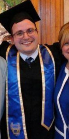 Fabrizio a scuola era un bambino certificato come ritardato.Ha sindrome di Asperger. In 3 media i docenti non volevano che continuasse a studiare.Gli hanno tolto ore sostegno e abbassato i voti x scoraggiarlo. Si è laureato in Giurisprudenza e lavora in pubblica Amministrazione