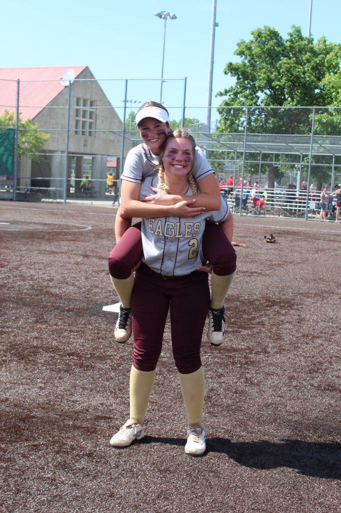 bethaniehogle's tweet photo. Freshman vs. Senior #statechamps https://t.co/nHBzfkz6FQ