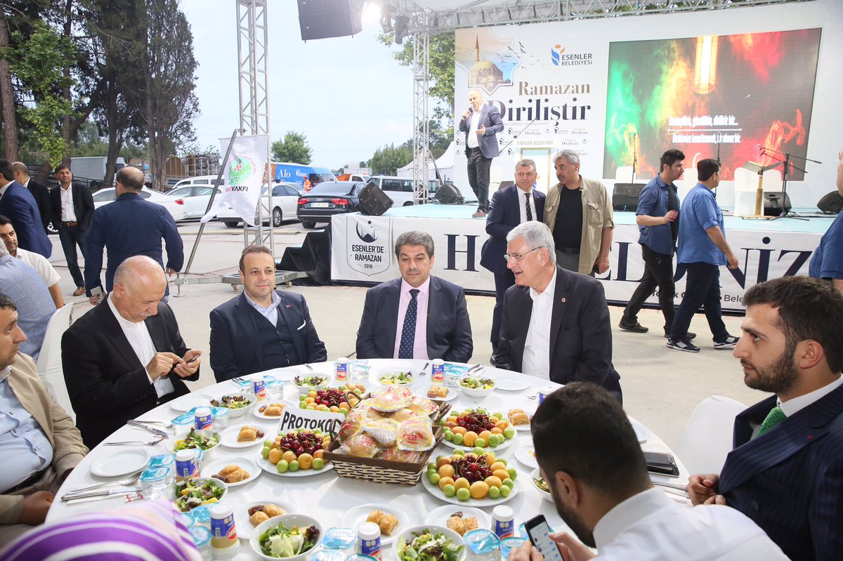 tevfikgoksu's tweet photo. #Ramazan Esenler’de bir başka yaşanıyor. Bu akşam şehir iftarımızda 2003 yılında oynan oyunu bozarak Cumhurbaşkanımız Recep Tayyip Erdoğan’ı o gün milletvekili yapan 24 Haziran’da da vatan hainlerine en büyük darbeyi vuracak olan Siirtli kardeşlerimizle bir aradayız. https://t.co/X27e9zg0up