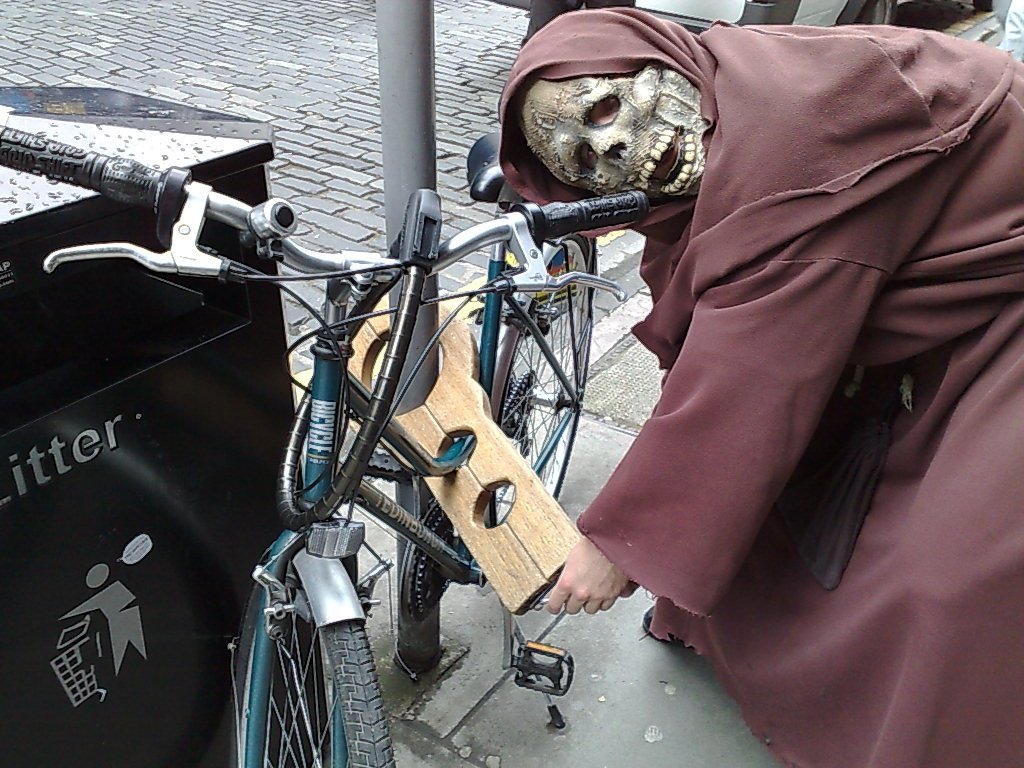 adam_lyal's tweet image. The Mad Monk of the Cowgate finds a new way of 'padlocking' his bike by using a mobile pillory #WitcheryTours #Edinburgh #Scotland #Witches 
#Ghosts #JumperOoter