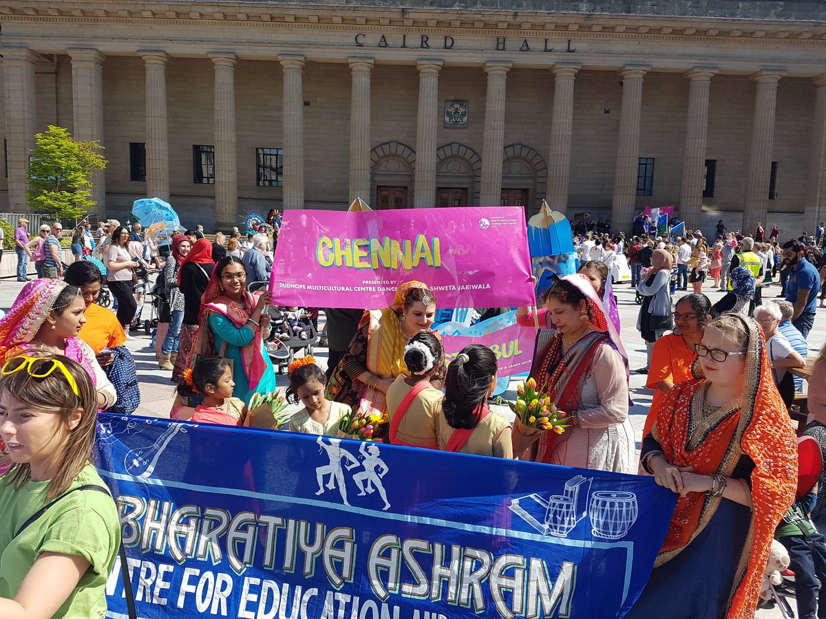 HumzaYousaf's tweet photo. Dundee looking very colourful for the #DundeeDesignParade - kids from across the City taking part each representing different cities of the world. All for #YOYP18 https://t.co/peDaP9NVRt