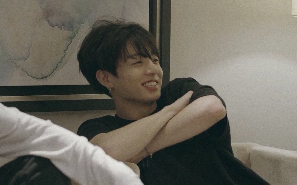 蝶 ご飯ラップしてくる う 急いでラップをして ソファーに戻って グクの手を握ってみる ラップした うん アラームもセットした 俺のことぎゅってして グクの両腕の間に入って 抱きつく んぁあ おやすみ