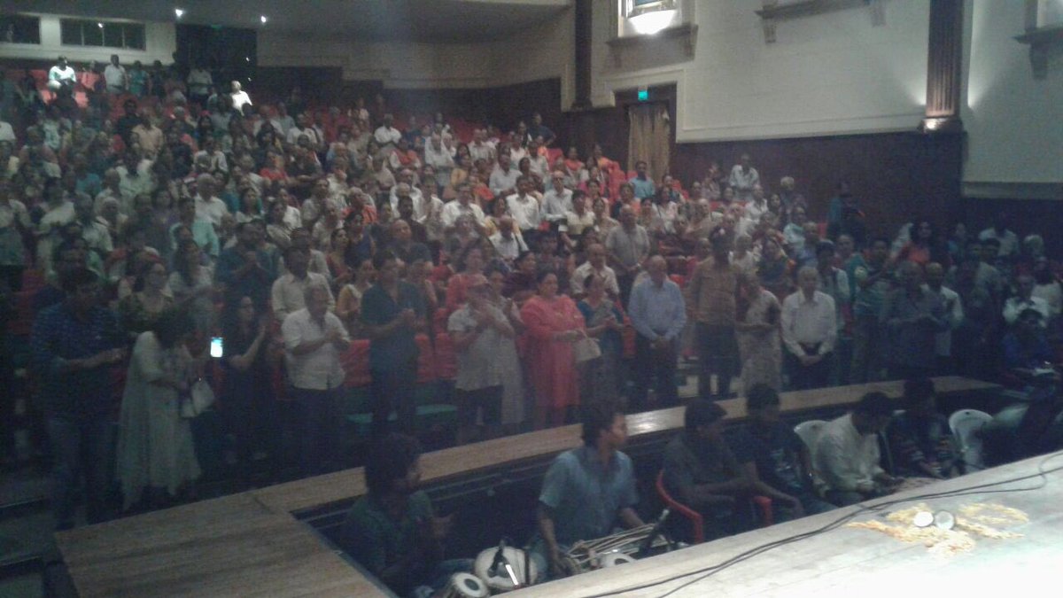 teambhadrakali's tweet photo. संगीत देवबाभळी नाटकाचे लेखक दिग्दर्शक प्राजक्त देशमुख यांना महाराष्ट्र साहीत्य परीषदेचा पुरस्कार प्रदान आणि आजच्या प्रयोगाला प्रेक्षकांचा Standing ovation देऊन नाटकाला हा असा पुरस्कार...रंगदेवता एकाच दिवशी प्रसन्न व्हावी असा मणिंकाचंन योग..!सर्व रसिकप्रेक्षकांचे मनापासून आभार ! https://t.co/k20o9TIqex