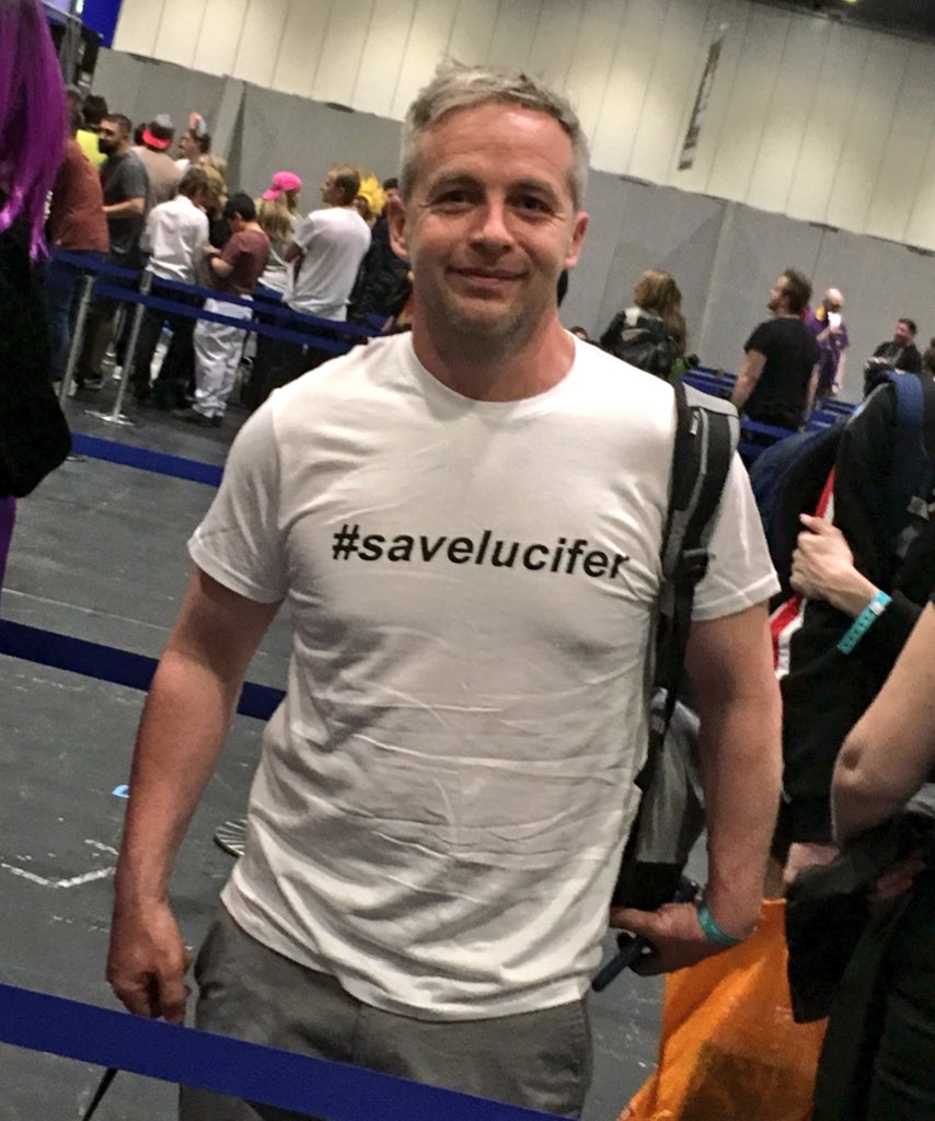 Tom_EllisFans's tweet photo. #SaveLucifer 
We’re making noise at the MCMComicCon in London today w/@tomellis17 himself 😈💜
Even #Deadpool joiined the party w/@CarolineRaby’s balloons 🎈 https://t.co/A1X5h3tgDw