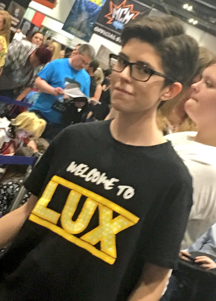 Tom_EllisFans's tweet photo. #SaveLucifer 
We’re making noise at the MCMComicCon in London today w/@tomellis17 himself 😈💜
Even #Deadpool joiined the party w/@CarolineRaby’s balloons 🎈 https://t.co/A1X5h3tgDw