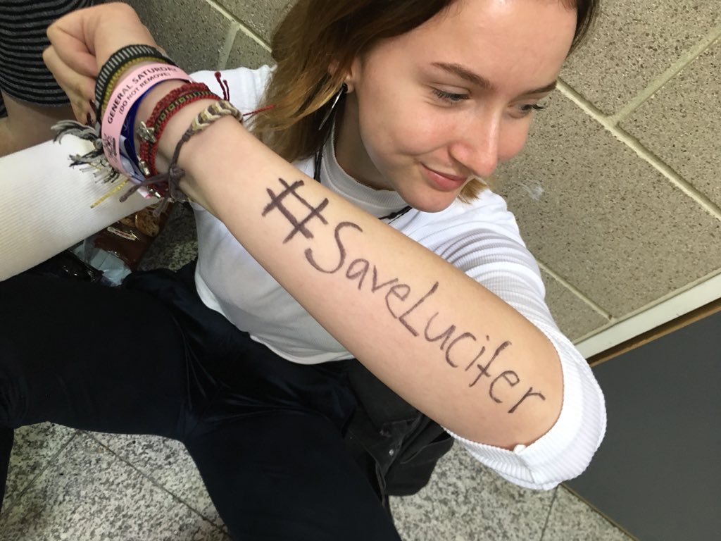 Tom_EllisFans's tweet photo. #SaveLucifer 
We’re making noise at the MCMComicCon in London today w/@tomellis17 himself 😈💜
Even #Deadpool joiined the party w/@CarolineRaby’s balloons 🎈 https://t.co/A1X5h3tgDw