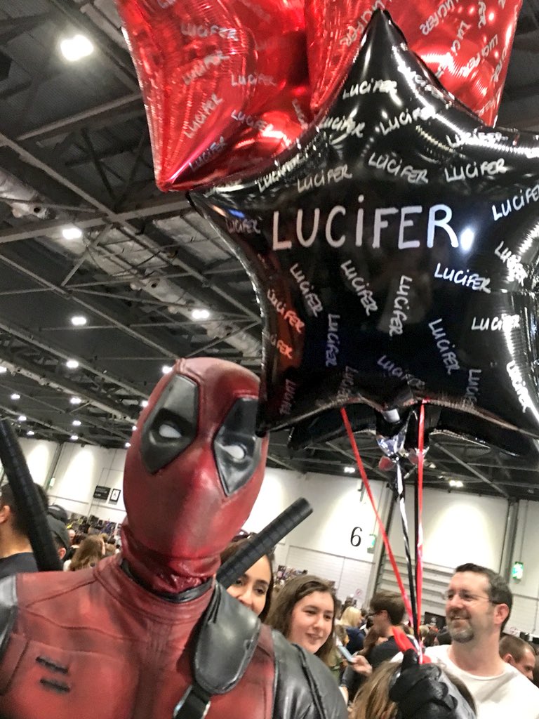 #SaveLucifer 
We’re making noise at the MCMComicCon in London today w/<a href="/tomellis17/">tom ellis</a> himself 😈💜
Even #Deadpool joiined the party w/<a href="/CarolineRaby/">Caroline</a>’s balloons 🎈
