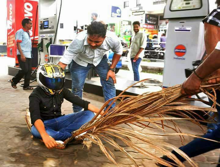 mallurants's tweet photo. These malayalis! All their protests are so creative and innovative, unlike cow belt goons who only know to burn and destroy 

#FuelChallenge https://t.co/w9MUGtA0ll