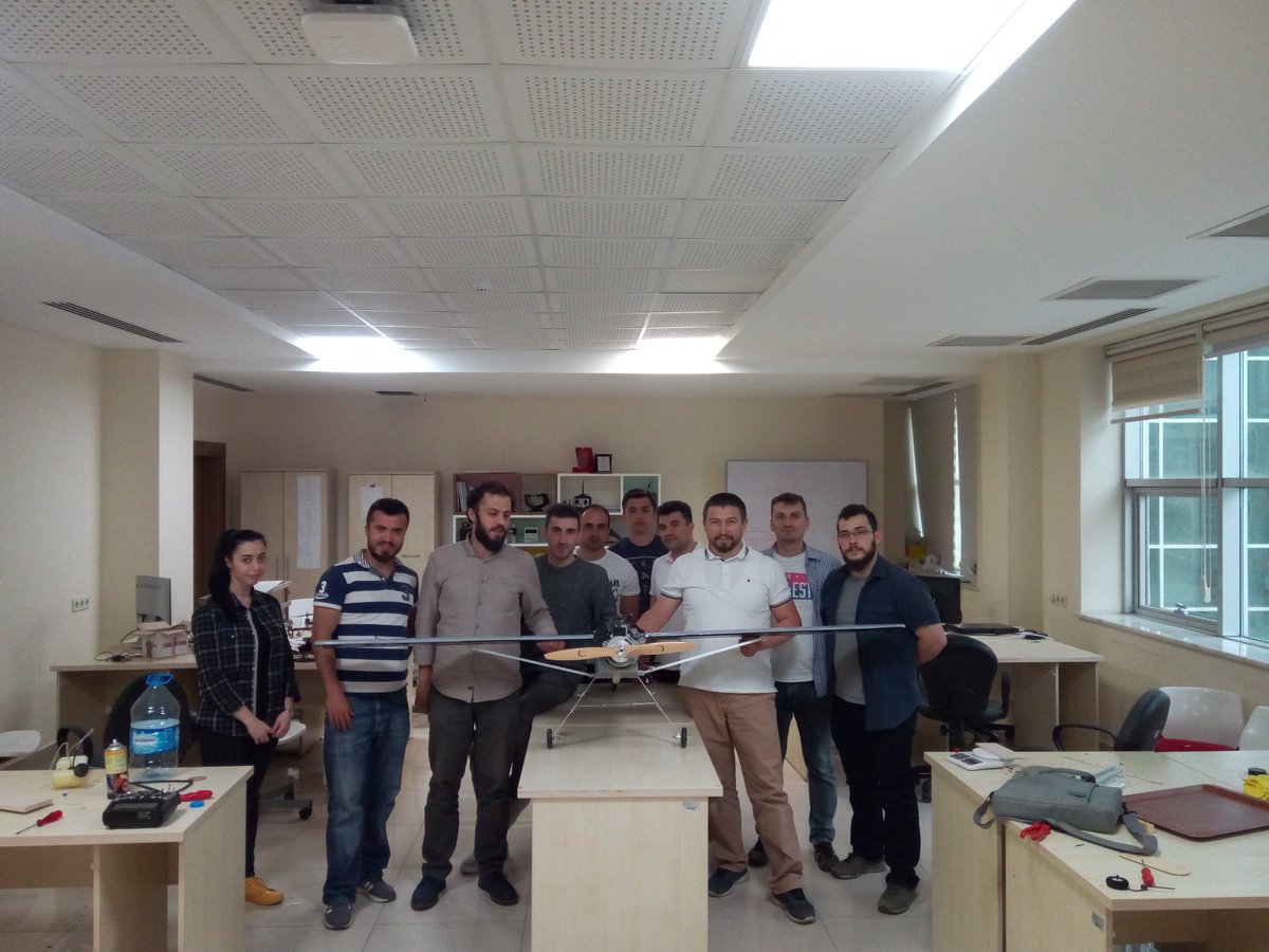 Sabit kanat kamikaze insansız hava aracımız uçmaya hazır. Emeği geçen tüm öğrencilerime ve Şemsi abimize  teşekkür ederiz. Salı günü biiznillah ucuruyoruz. Hedef; Menzil 45 km, faydalı yük 4 kg. Dualarınızı bekleriz.