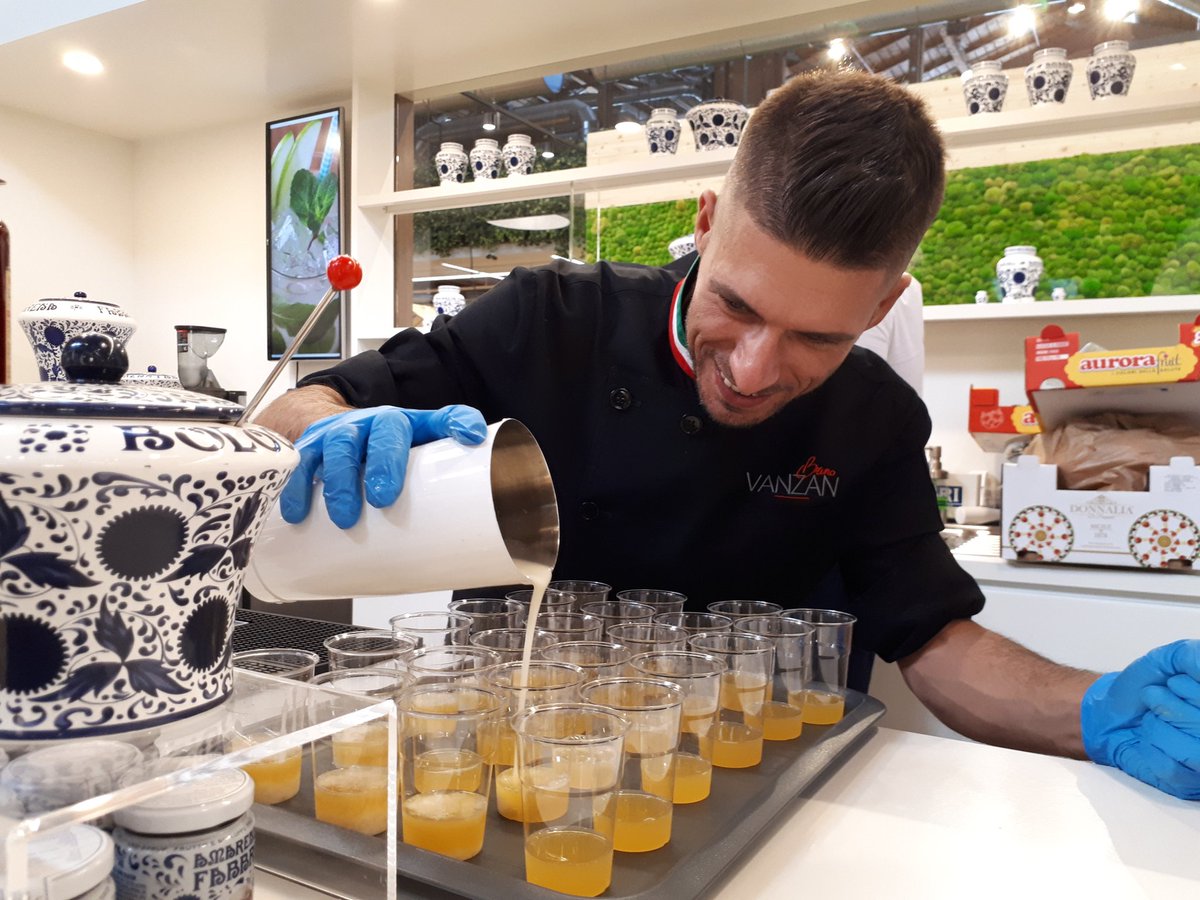 Fabbri1905's tweet photo. Meno di un'ora e nel nostro store di @eatalyworld @BrunoVanzanOff ci preparerà 6 cocktail analcolici con prodotti Fabbri! Vienici a trovare! #Fabbri #FicoEatalyWorld https://t.co/utvh52UfUj