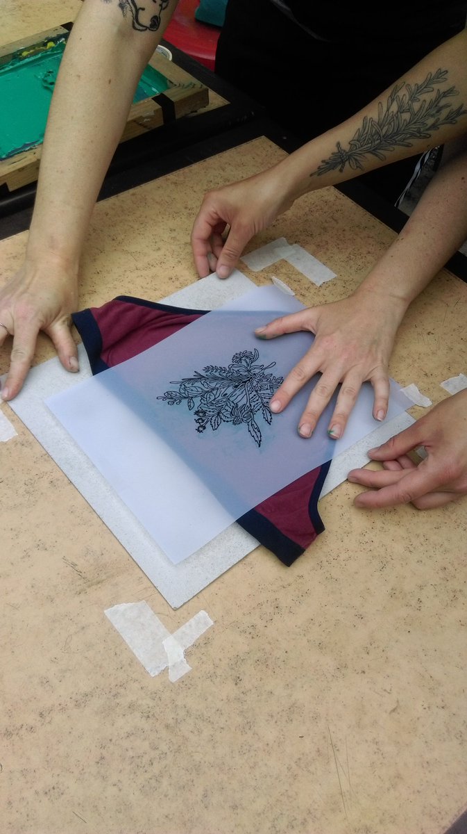 vulva_estelar's tweet photo. Estampación de bragas en el #PrimaFest #DIY #autoedición #ayPrima https://t.co/wZRCIyn0z7