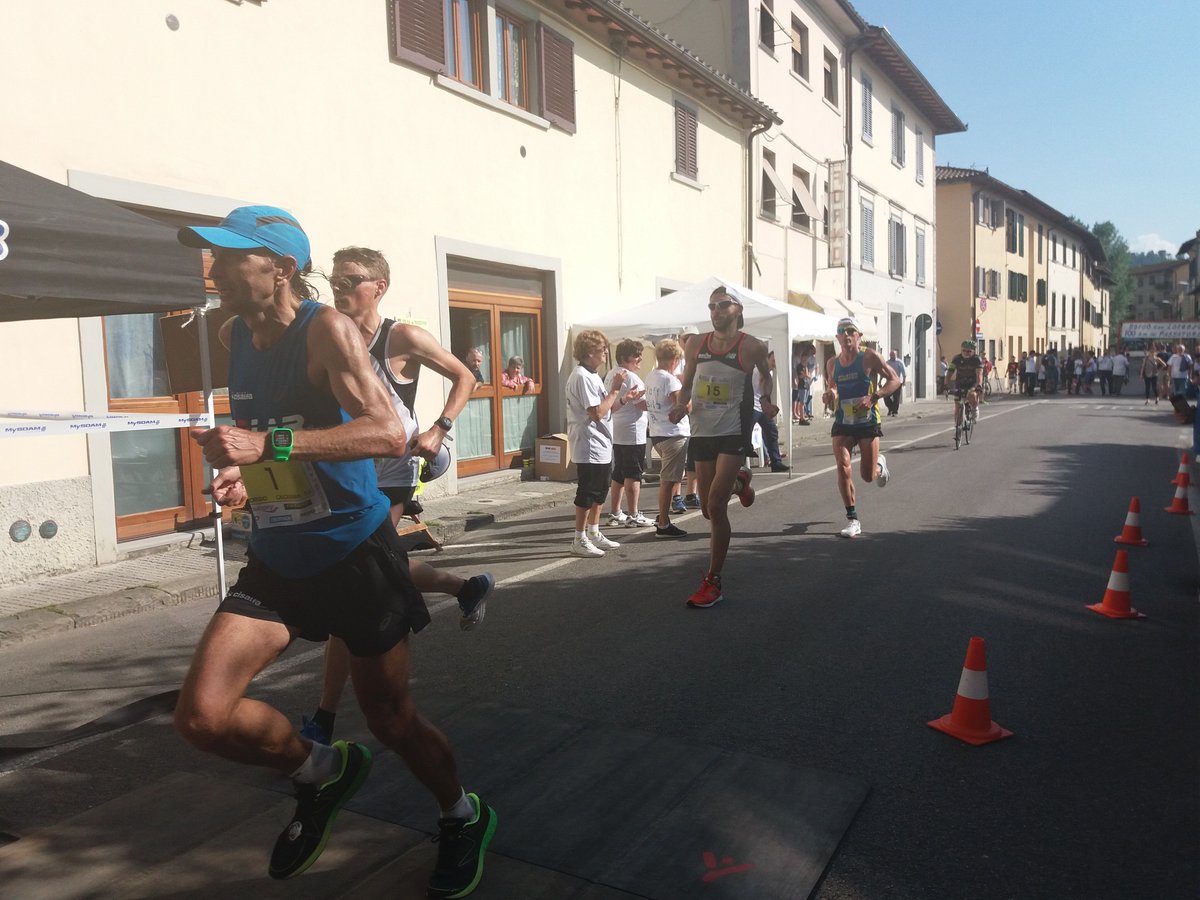 TopRunnerTv's tweet photo. Nel gruppo che insegue l atleta in testa troviamo anche @run_gio. Il gruppo costa 2min 36sec dal primo
@100kmpassatore #100kmpassatore #TopRunnerstv #running #runners #run https://t.co/2reQSGTKwc