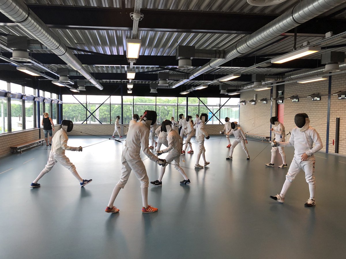 Buiten 30 graden binnen airco en hard trainen voor de NK jeugd volgende week. Gezamenlijk trainingskamp met Belgische gasten @scDenBosch #robbschermen