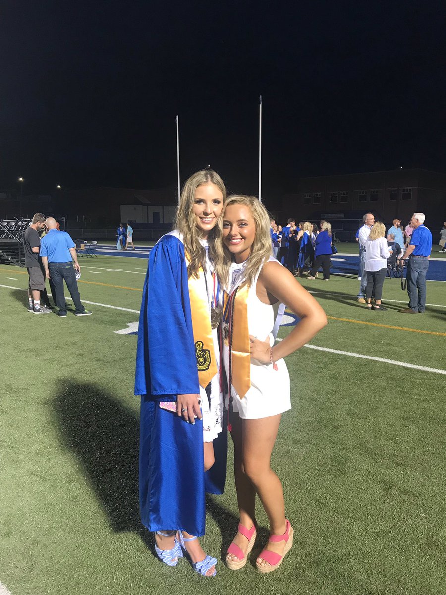 BaileyyFarrow's tweet photo. Thanks for always getting me through any assignment I thought was impossible and for being the person I have some of the best memories with. I love you hali!! #sleepoversforever https://t.co/WVPcJ2syzy
