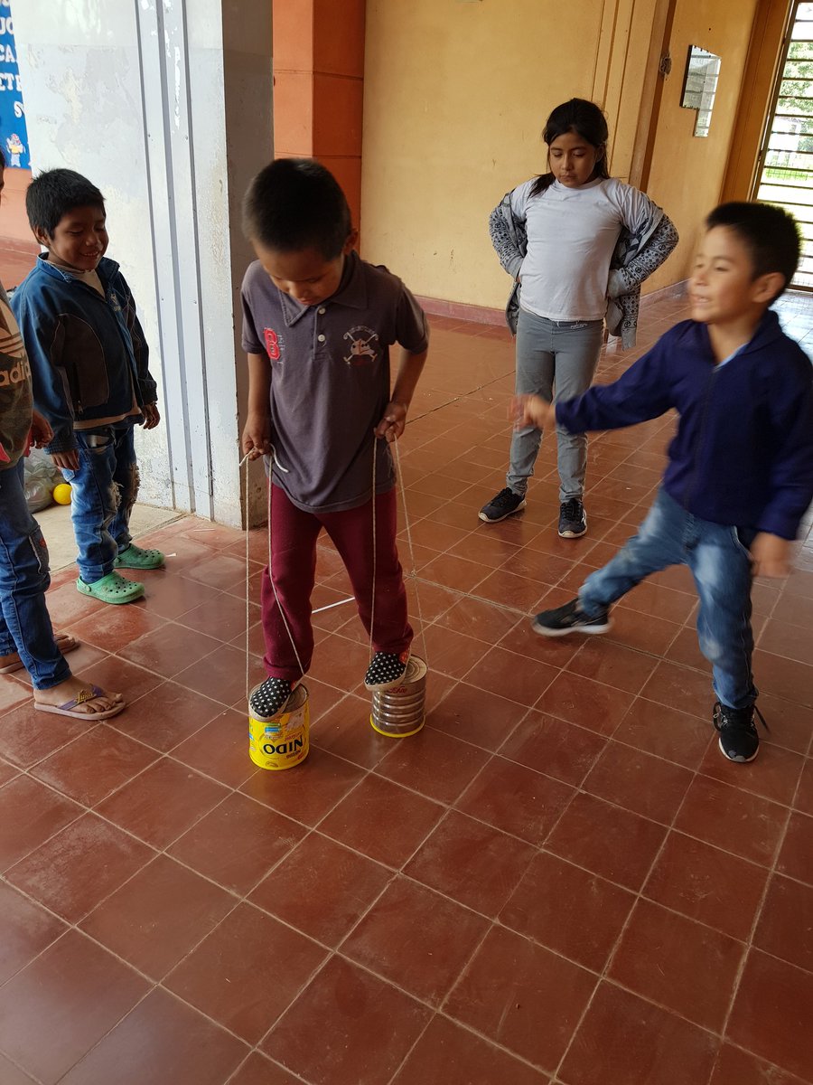 maggiecanessa1's tweet photo. #CPPS2018 #CAI22 Trabajando con materiales alternativos! @fguillesaavedra @patriciapinasco @artydance23 @Graciel03476193 https://t.co/WOdbVdq3mP