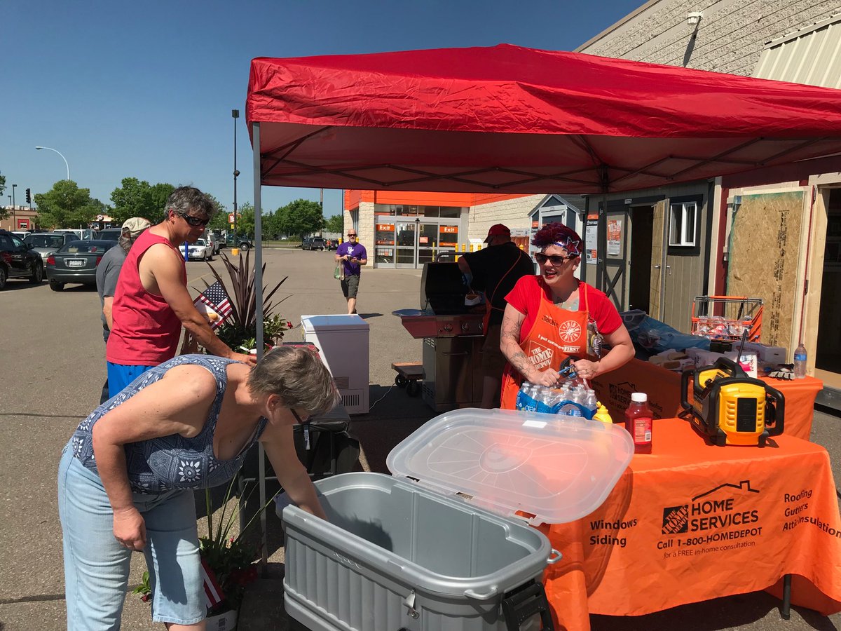 lauracook131's tweet photo. Grillin’ out for our awesome customers! #thd2820 #beattheheat @BurgEric22 https://t.co/u8WKILthA2