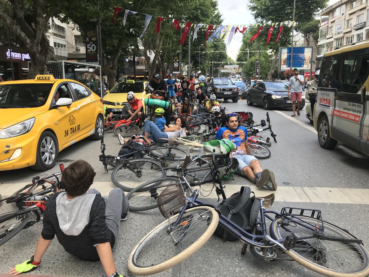 Bisikletli ölümleri dursun eylemi şaşkınbakkal ışıklarda yere yatarak devam ediyor. #BisikletliÖlümleriDursun #rideofsilence #istanbul