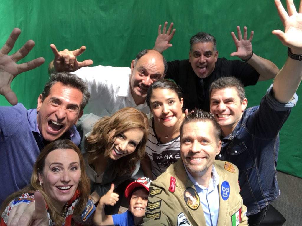 MerinoCNN's tweet photo. Aquí una selfie del recuerdo del behind the scenes del especial de los 25 años de #ALaCachiCachiPorra con @ReneNavarroTV @inesmoreno1 @ClaudiaLizaldi #ErickTejeda @SeptimoSello q podrán ver el 2 de junio https://t.co/dr9MnmRqI8