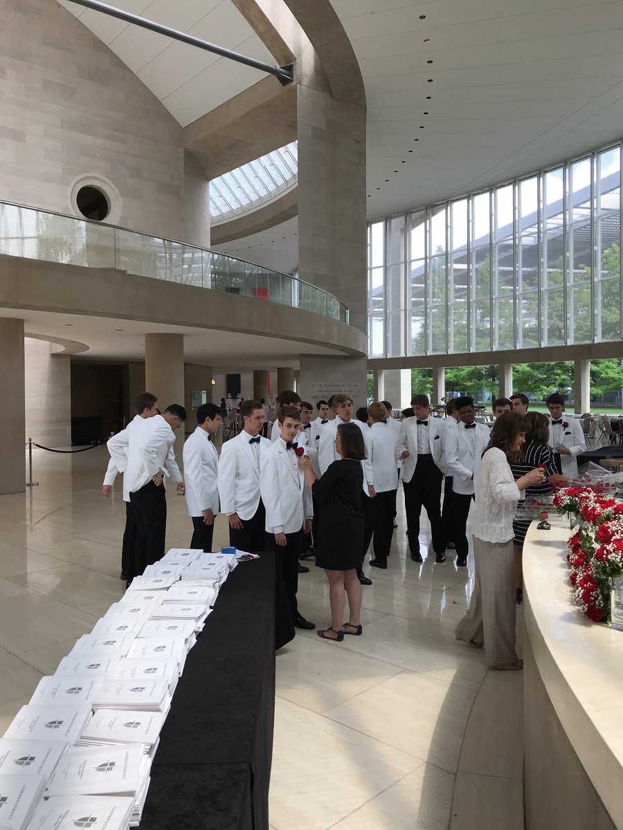 m_addington's tweet photo. Senior boys getting their roses. @parishepiscopal #classof2K18 https://t.co/xcqsdiidg2