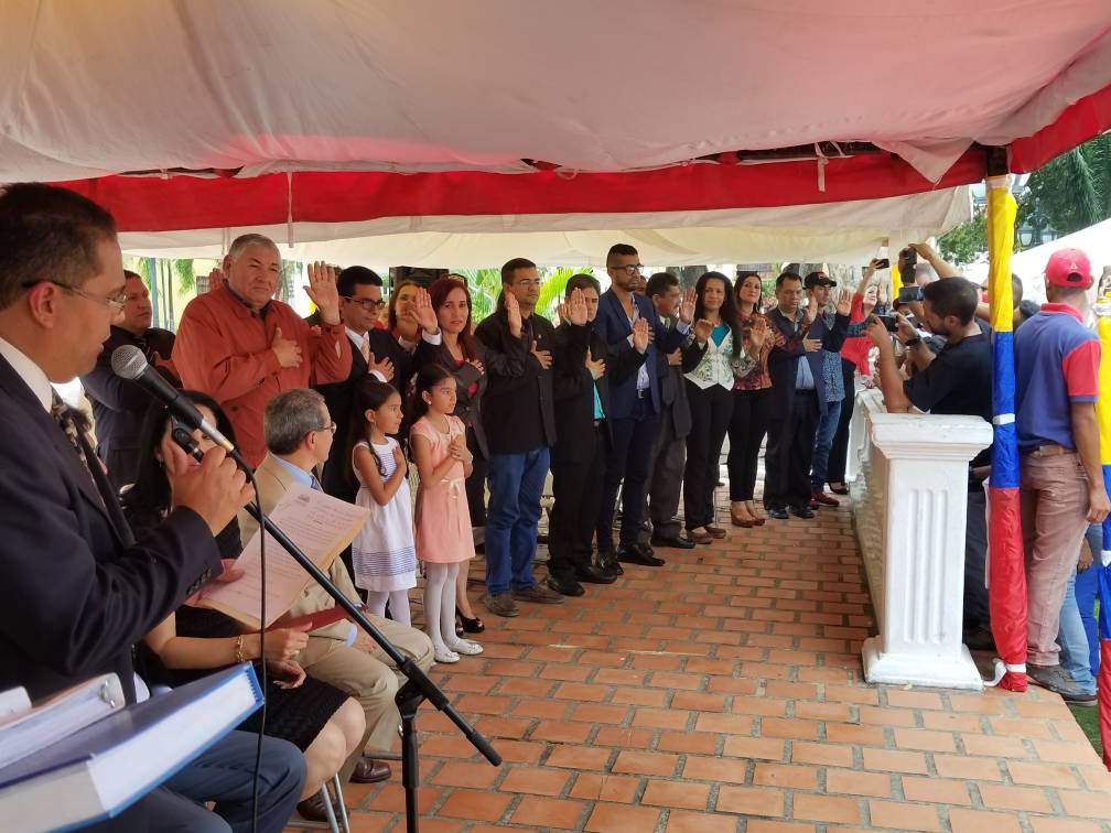 PartidoPSUV's tweet photo. ¡A TRABAJAR POR EL PUEBLO! Así fueron juramentados las diputadas y diputados al Consejo Legislativo del estado Barinas  #MaduroEscuchaATodos @NicolasMaduro @DrodriguezVen @aleman72psuv https://t.co/4YyXZ5Ad10