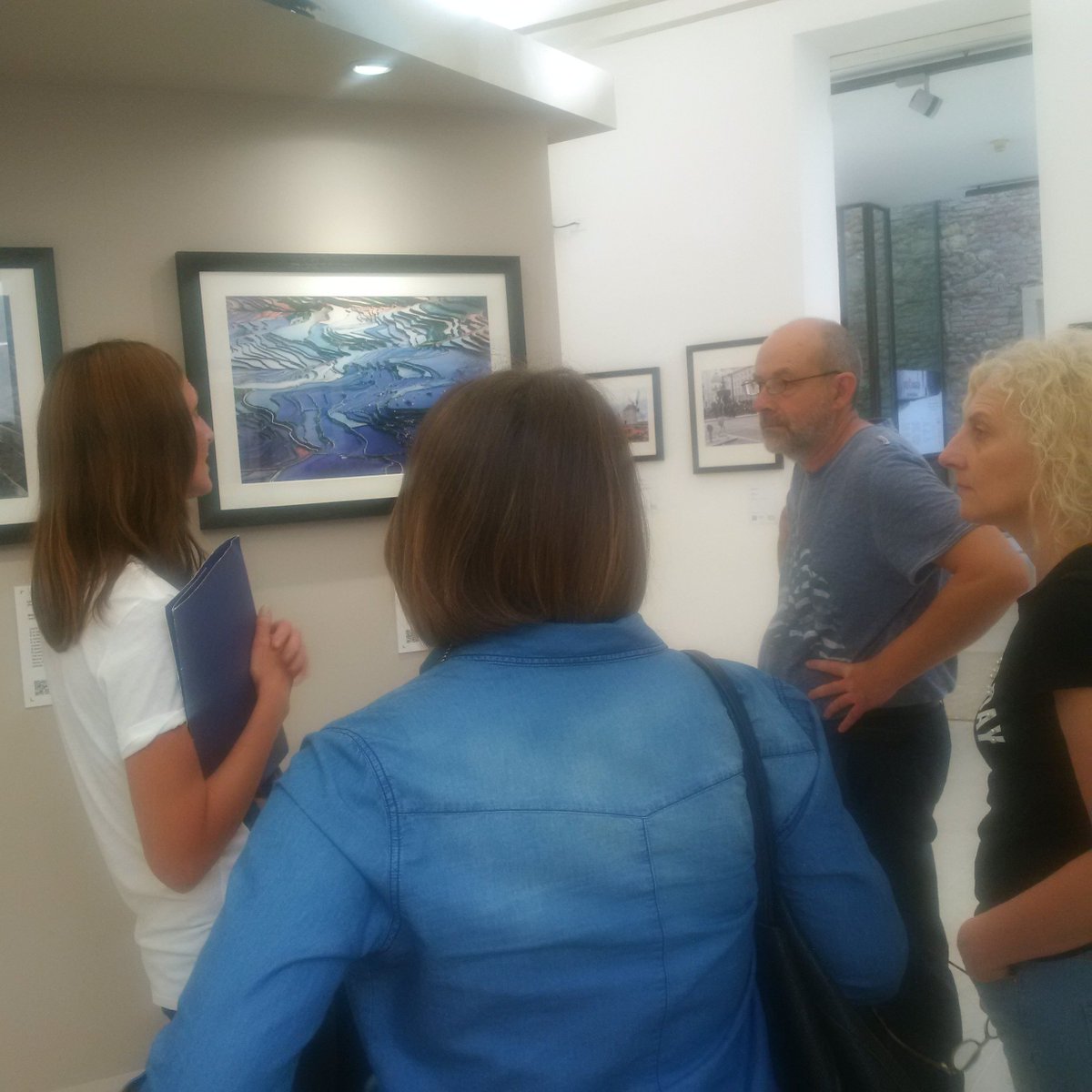 ArenaMuseoOpera's tweet photo. Pubblico incantato dai racconti della bravissima guida che racconta ai visitatori le storie delle 51 fotografie esposte nella #mostra fotografica #Viteinviaggio, in corso al #MuseoAMO #PalazzoForti a #Verona fino al 3 giugno. Terre lontane, viaggi estremi, paesaggi sorprendenti. https://t.co/vLf9aFH5pZ