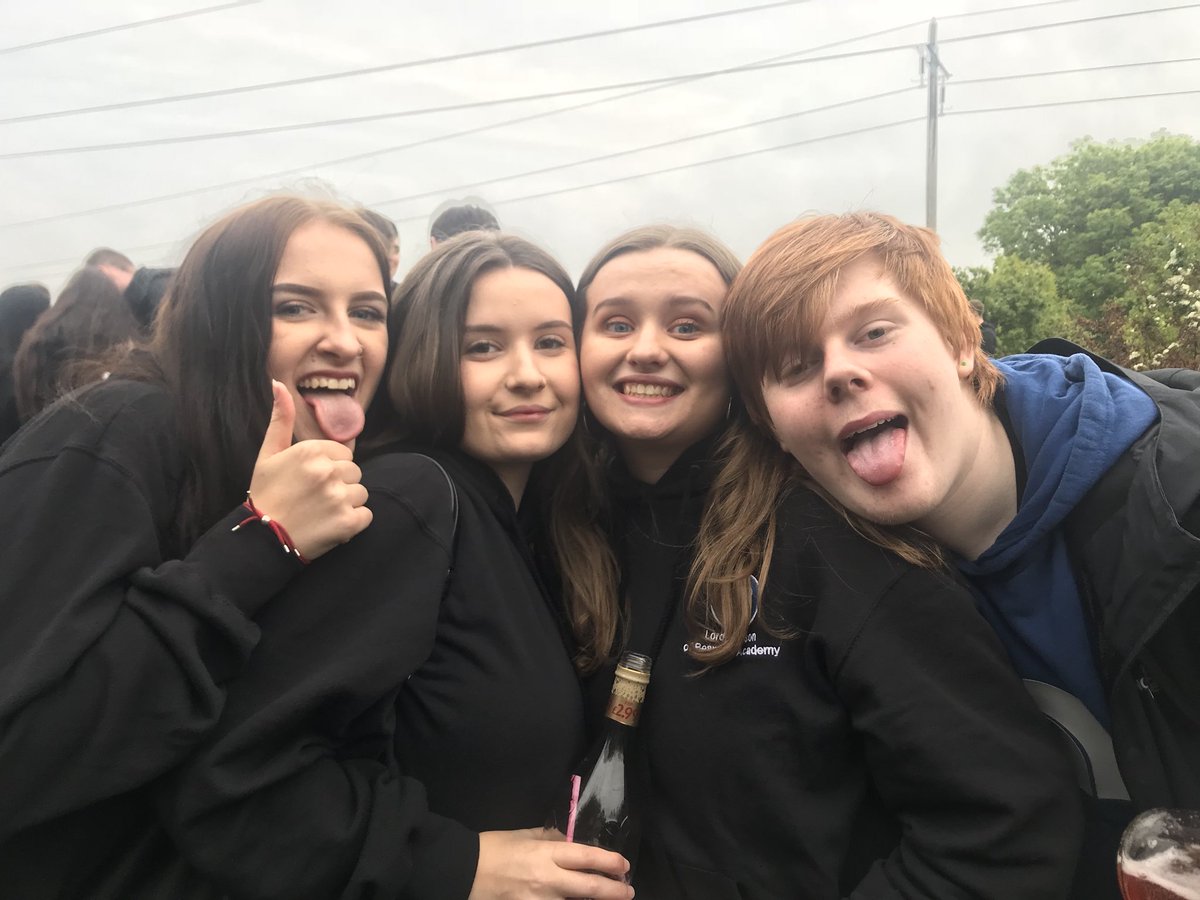 lucyxames's tweet photo. take me back to last night plz x https://t.co/vq2Sx6SoI6