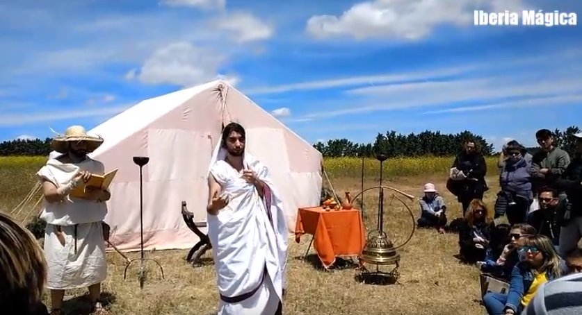 IberiaMagica's tweet photo. Recreación de sacerdote augur en la Villa Romana de Materno Cinegio, Carranque (Toledo): https://t.co/Ft1CRmppGG #Mitología #Historia #Religión #Roma #Júpiter #VillaRomana #MaternoCinegio #Carranque #LaSagra #Toledo #augures https://t.co/WNfMxgX655